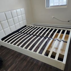 Queen Bed With Storage Drawer- Cama Queen Con Gaveta De Almacenamiento 