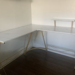 Beautiful Corner Desk - Like New 