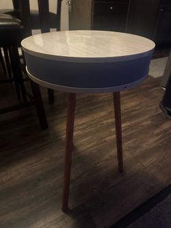 End table with Bluetooth speaker