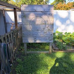 AXE  AND KNIFE THROWING BOARD