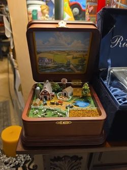 Danbury Mint Down on the Farm Windup Music Box "Oh What a Beautiful Morning"