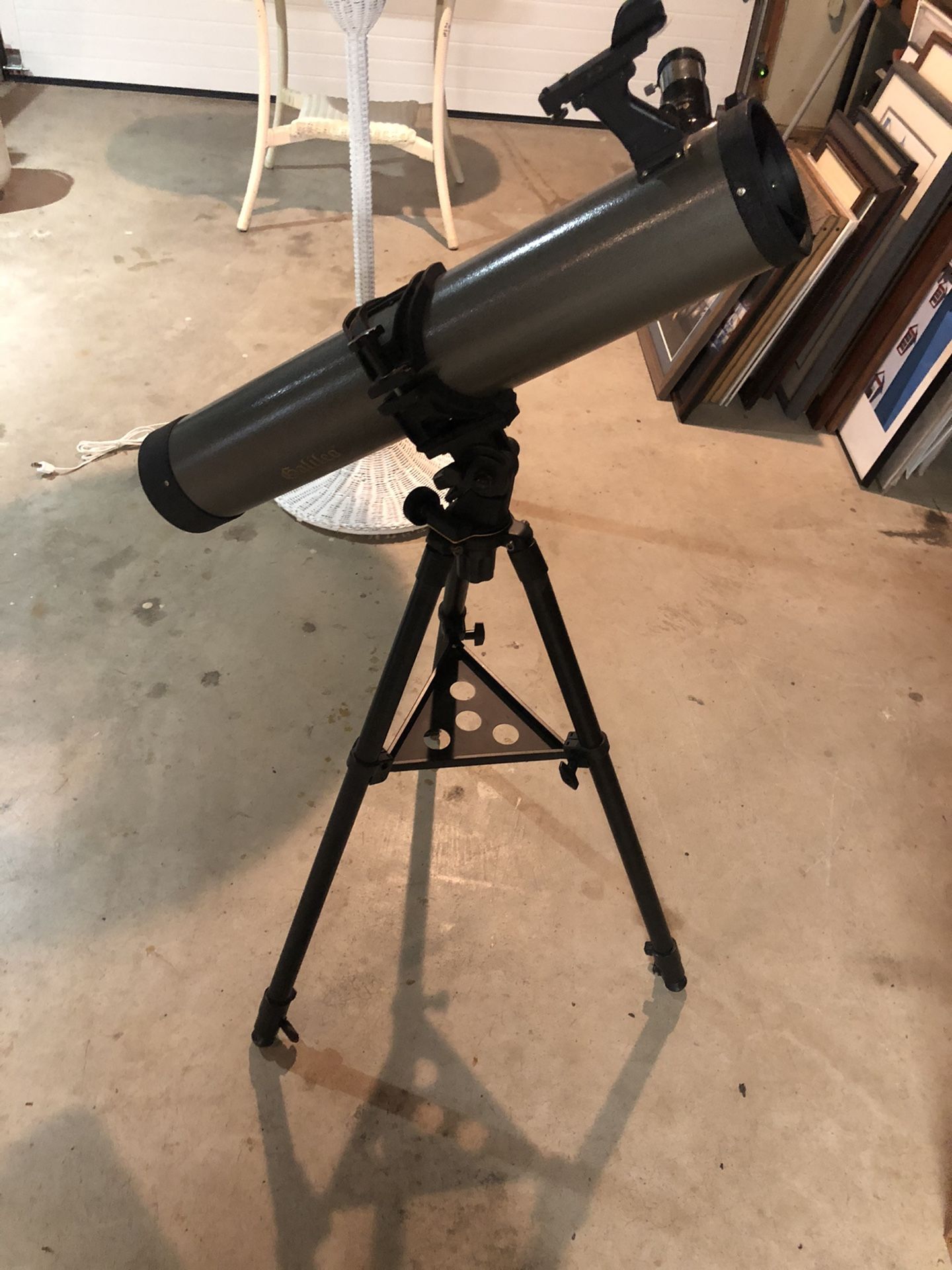 Telescope with adjustable legs