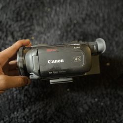 Canon XA40
