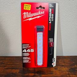 MILWAUKEE FLOOD LIGHT 445 LUMENS