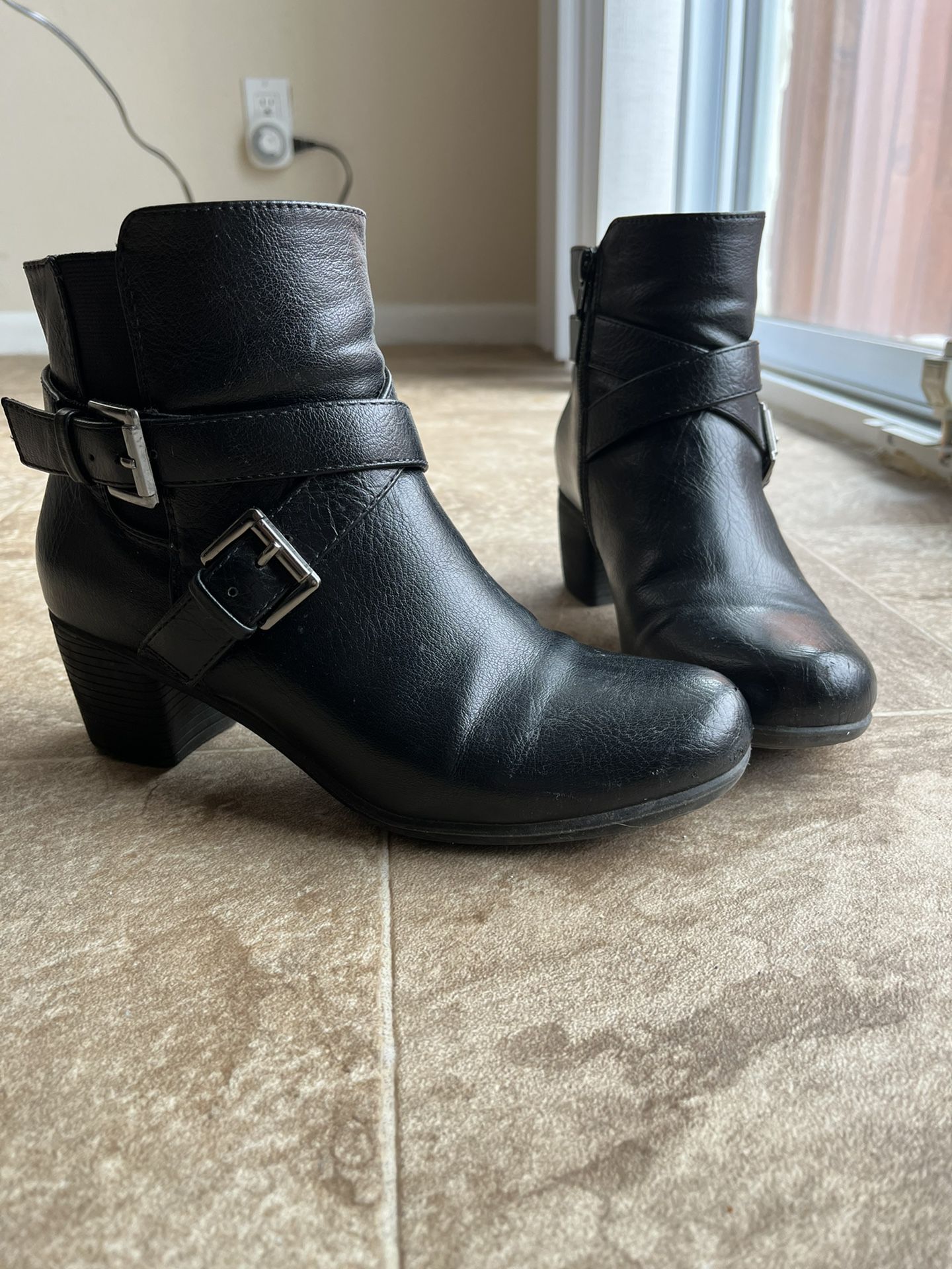 Woman’s Size 7 Black Boots