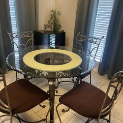 Breakfast Table  With 4 Chairs And  Bakers Rack —reduced—