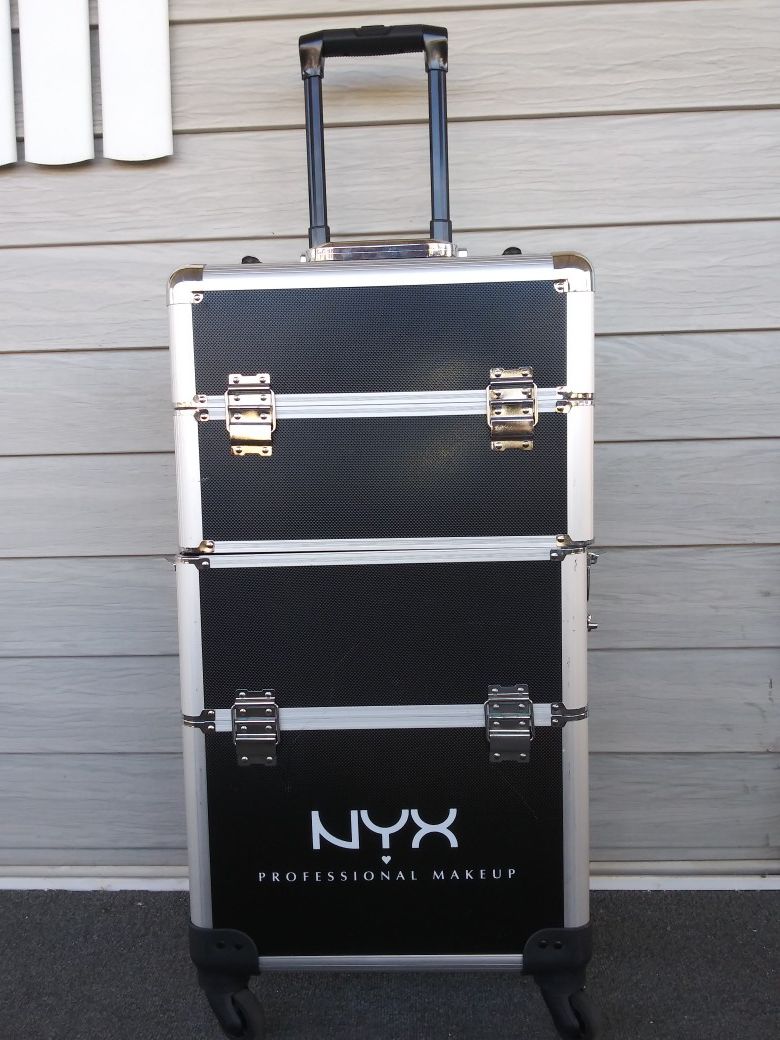 NYX. Rolling Makeup Case 💄