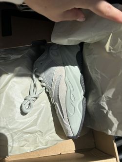Yeezy 700 Size 4