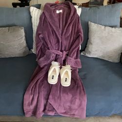 Women’s bathrobe and slippers.