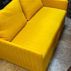 Love Seat Couch Pul Out To Bed 