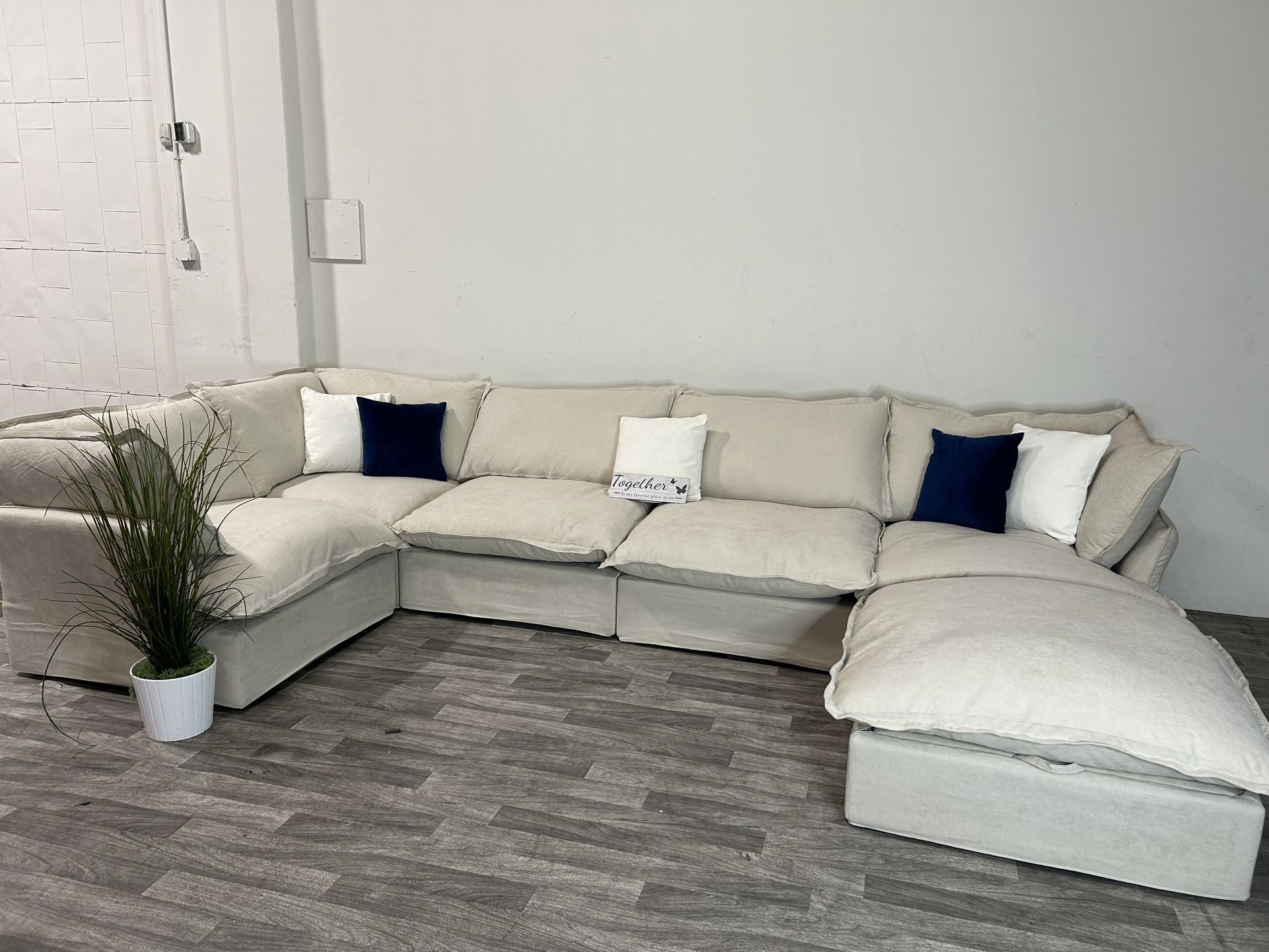 BRAND NEW IN BOX! 6 Piece Oatmeal CLOUD Modular Sectional Couch (FREE DELIVERY 🚚)