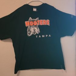 2 T-shirts HOOTERS  2XL