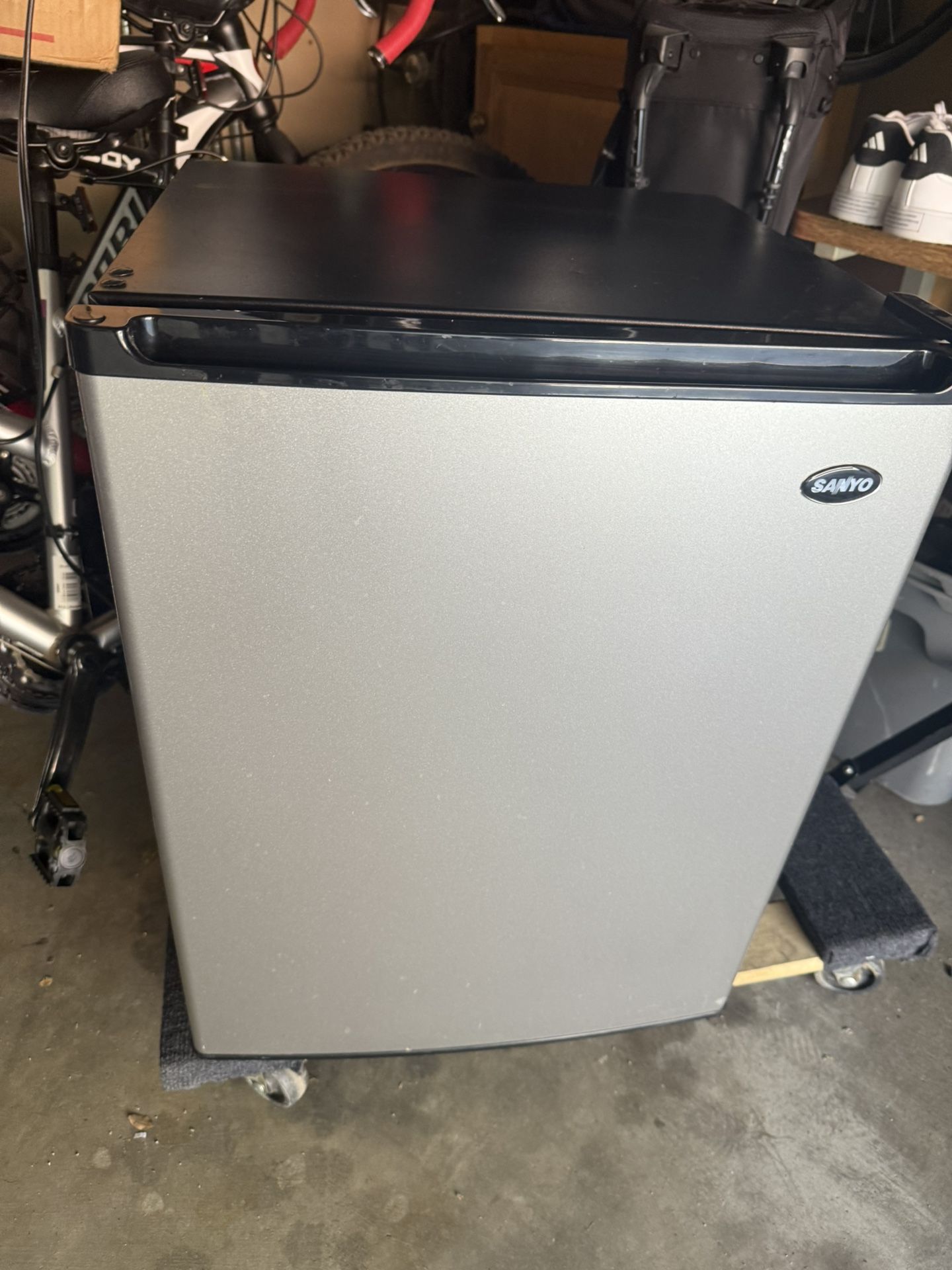 Sanyo Mini Fridge 2.5 cu