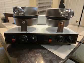 Double waffles machine