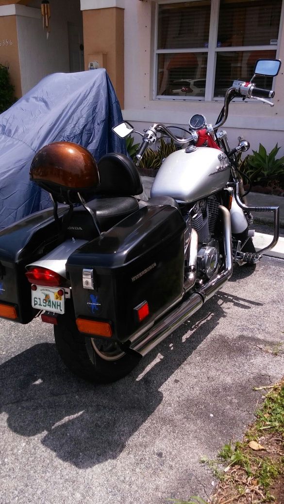 Honda Shadow Spirit 1100. Low miles 18,000 very good condición. Ready to go