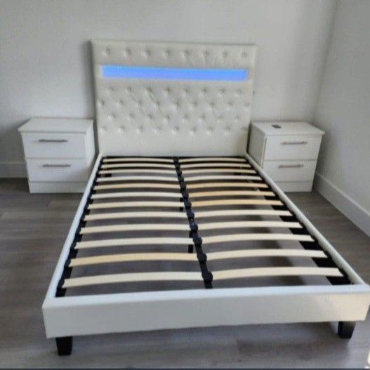 WHITE BED AND NIGHTSTANDS 