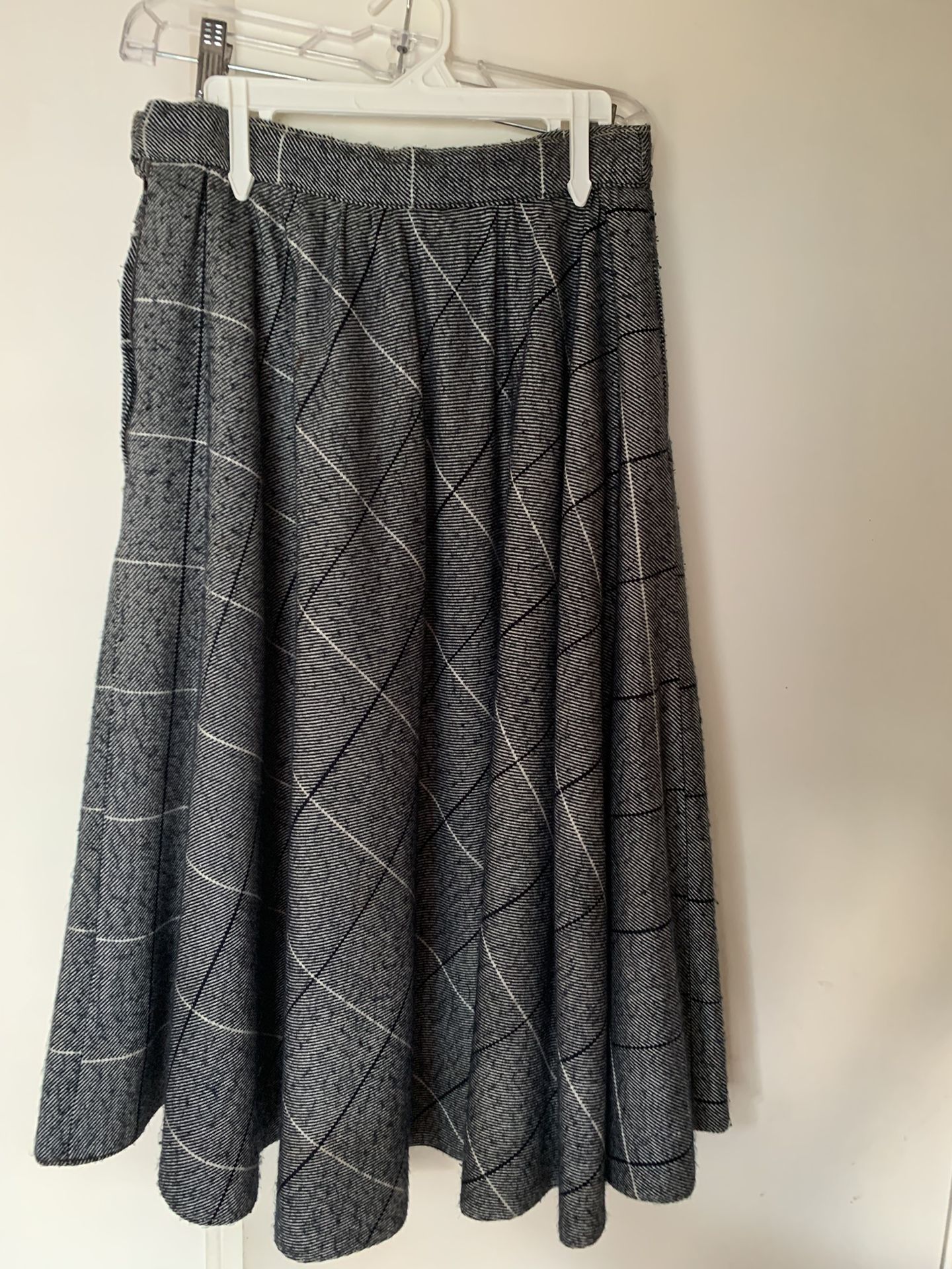 WINTER SKIRT FROM TURKEY. 28” WAIST X 27” L . SALE IN MIAMI BEACH, FLA