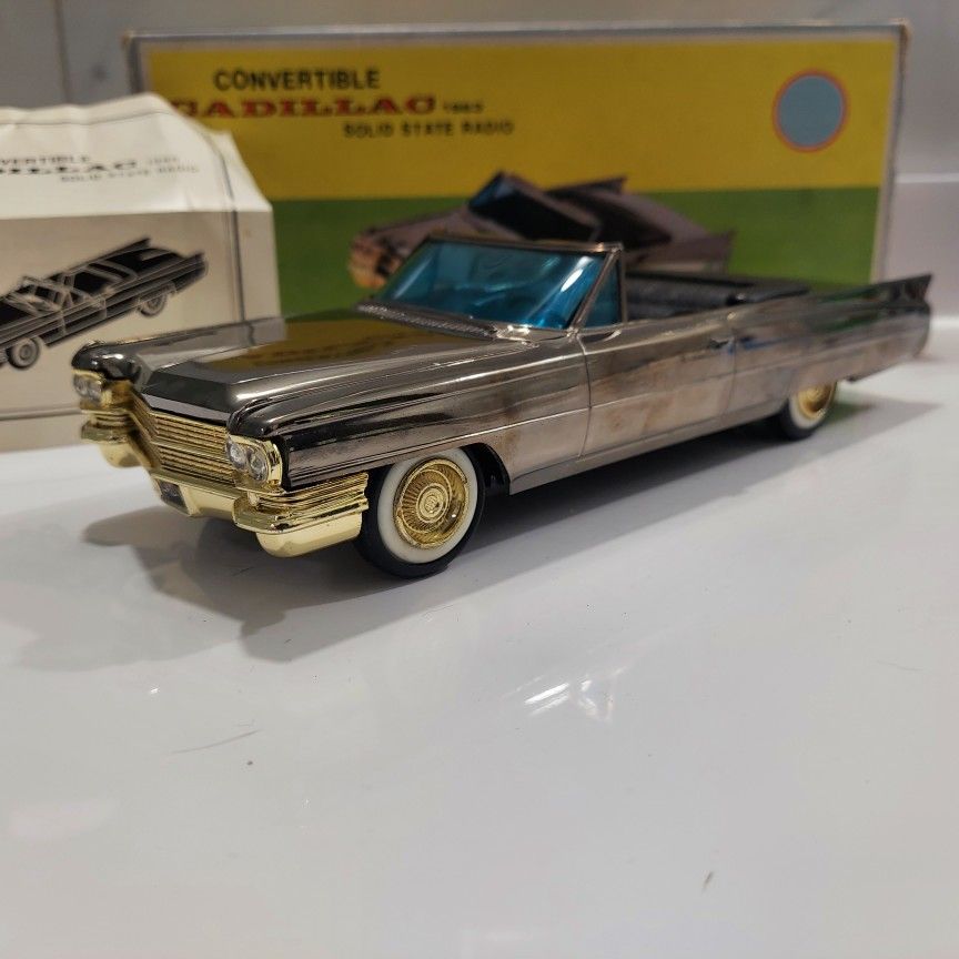 Vintage AM/FM Radio Cadillac Convertible battery operated In Perfect Cond with orig box