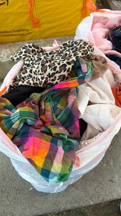 2 bolsas de ropa 1 de vestidos y 1 de blusas de mujer size SML $20 toda