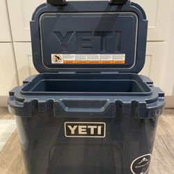 Yeti Roadie 15 w/lockport. Navy