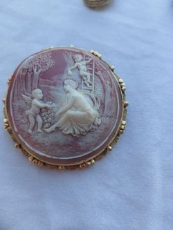 1980 vintage cameo