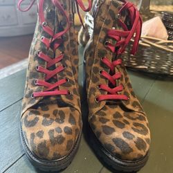 Like New VINCE CAMUTO WOMEN’S ANKLE BOOT WITH WEDGE CHUNKY HEEL Leopard Print With Red Laces Side Zip Size 8 W