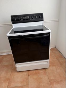 Used Glass Top Electric Range – Clean Top, Oven Needs Cleaning (No Cord)