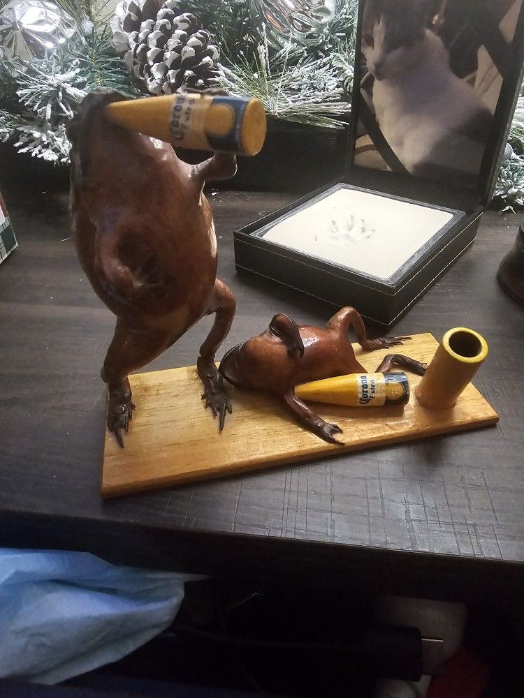 Vintage Taxidermy Frog Corona Beer Drinking Bar Scene Mexican Folk Art signed

5 inch wide x 5 inch high x 2 1/2 inch deep