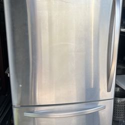 Kenmore 22.3 cu. ft. Refrigerator