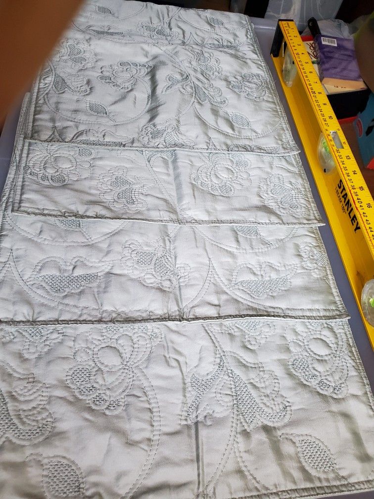 4 Quilted dinner placemats Baby Blue 13.75"*19.5" net weight 8.1oz
there's 1 small burn dot on one back see thepicture. otherwise they are new, never
