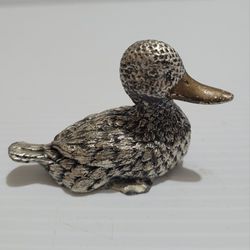VINTAGE PEWTER DUCK SCULPTURE PAPERWEIGHT DECOR FIGURINE 2" Tall 8Oz.

Used item old vintage beautiful solid metal duck weighs 8 Oz.  