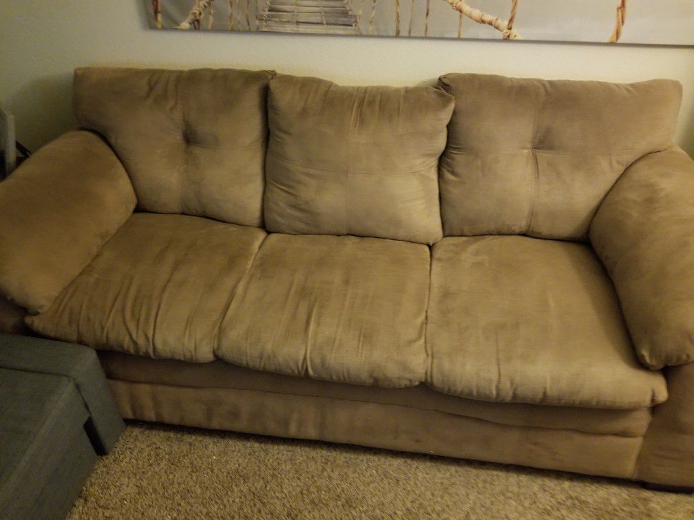 Excellent condition couch, must pick up.