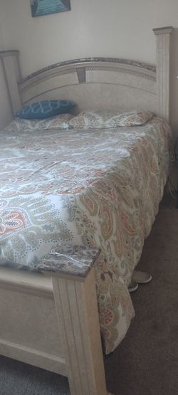 Queen Bed Complete Good Condition