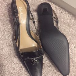 New. Size 6