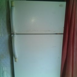 Refrigerator With Top Freezer 