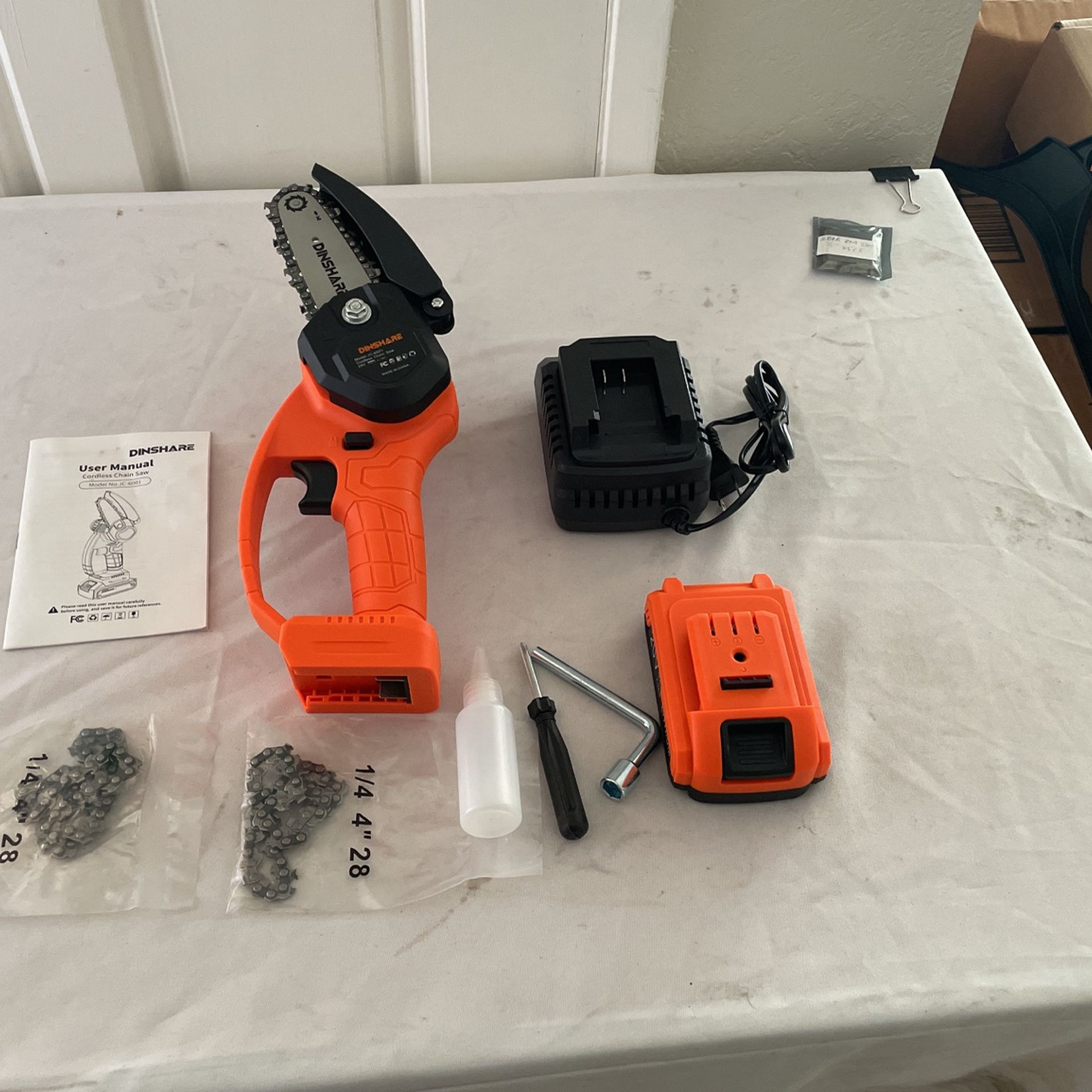 Dinshare 4” Mini Handheld Electric Chainsaw Cordless Chain Saw Wood Cutter + 1 Battery N Charger