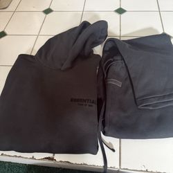 Essential black size M 40 each