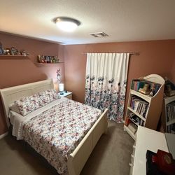 Girl’s Queen Bedroom Set Excellent Condition
