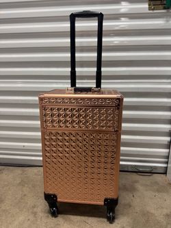 Stylish rose gold rolling suitcase with a hard case, telescoping handle, and spinner wheels. Good condition and ready to use.