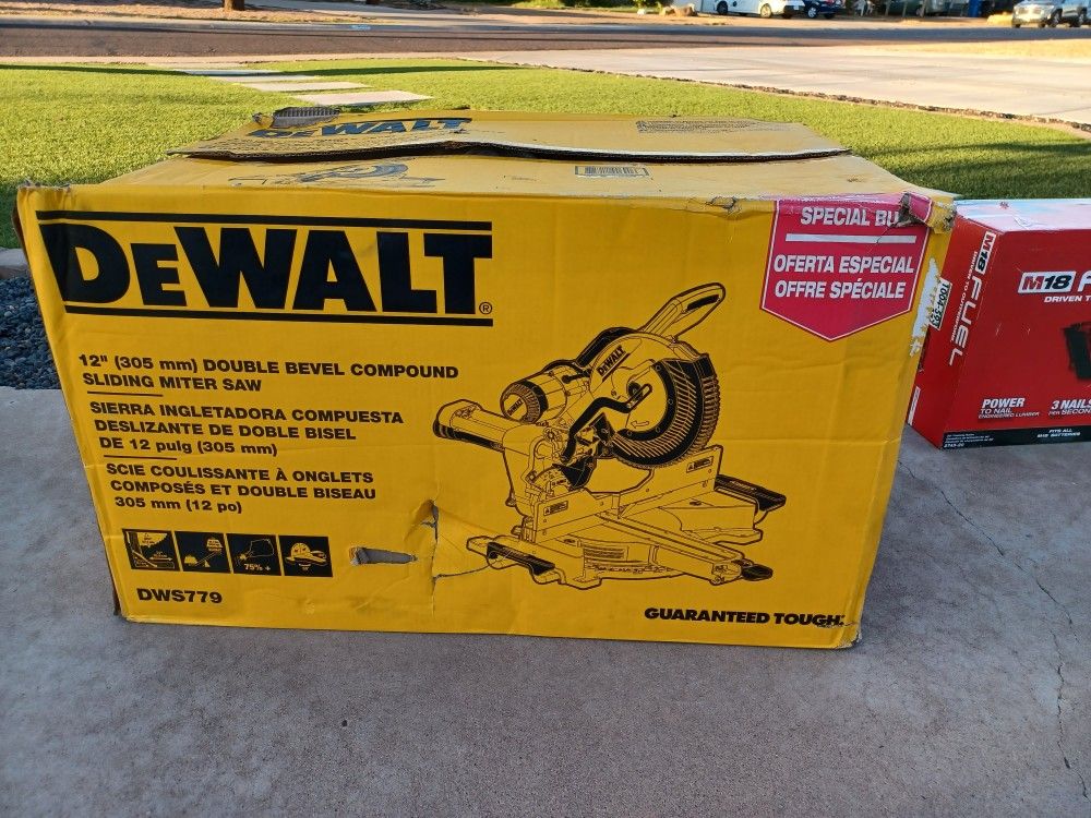 SLIDING MITER SAW 12" DEWALT