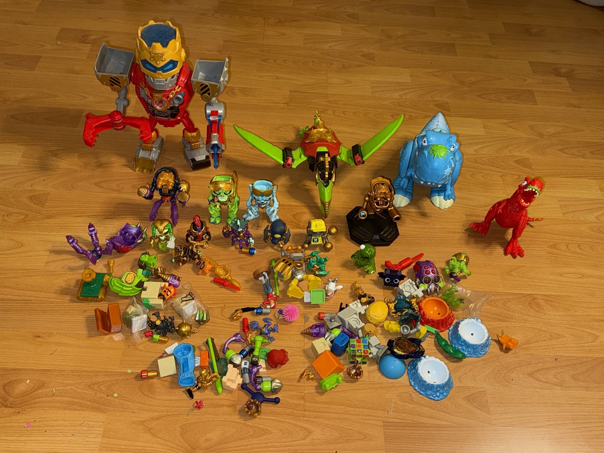Treasure X Robots Gold “Mega Treasure Bot”with other extra Treasure X Toys 