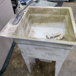 Plastic Ultility Sink With Faucet & Sprayer