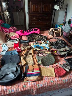 Purses,diferent sizes,models,and brands