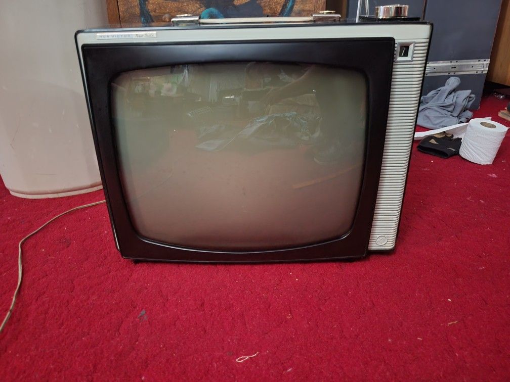 *Rare* VINTAGE RCA VICTOR 18 INCH PORTABLE TV 
