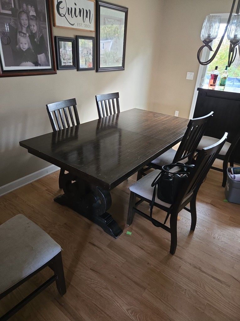 Dinning Room Table And Hutch