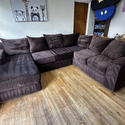 Beautiful 3pc Sectional Sofa (FREE DELIVERY)