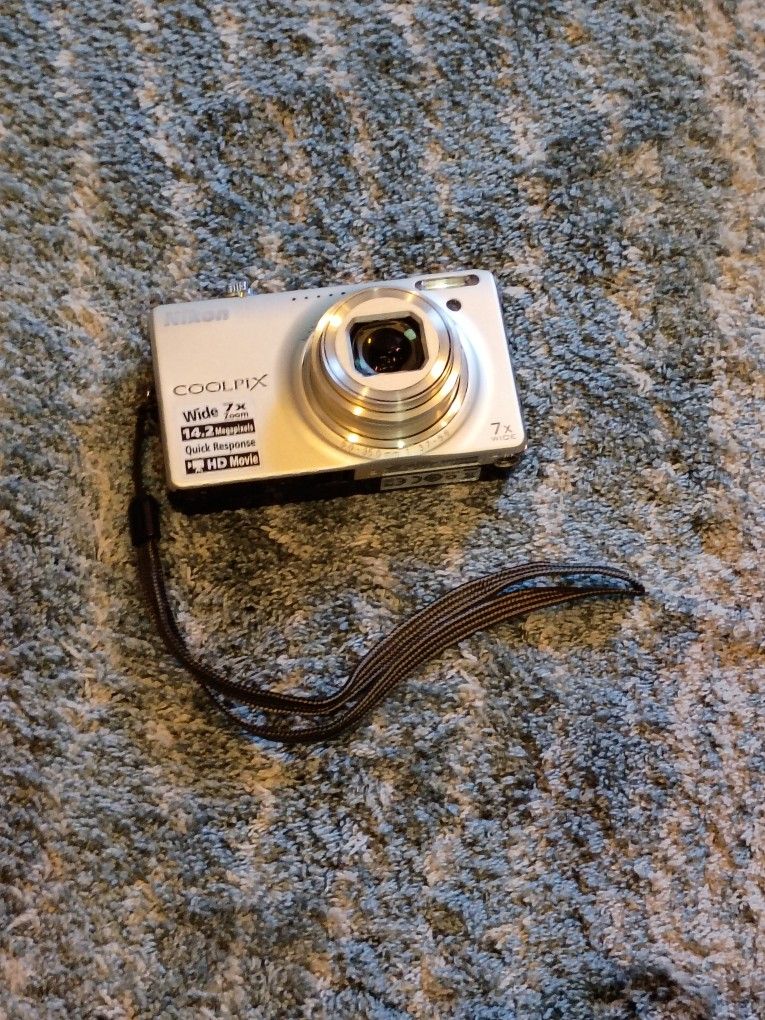 Nikon Coolpix S6000 Digital Camera W Box