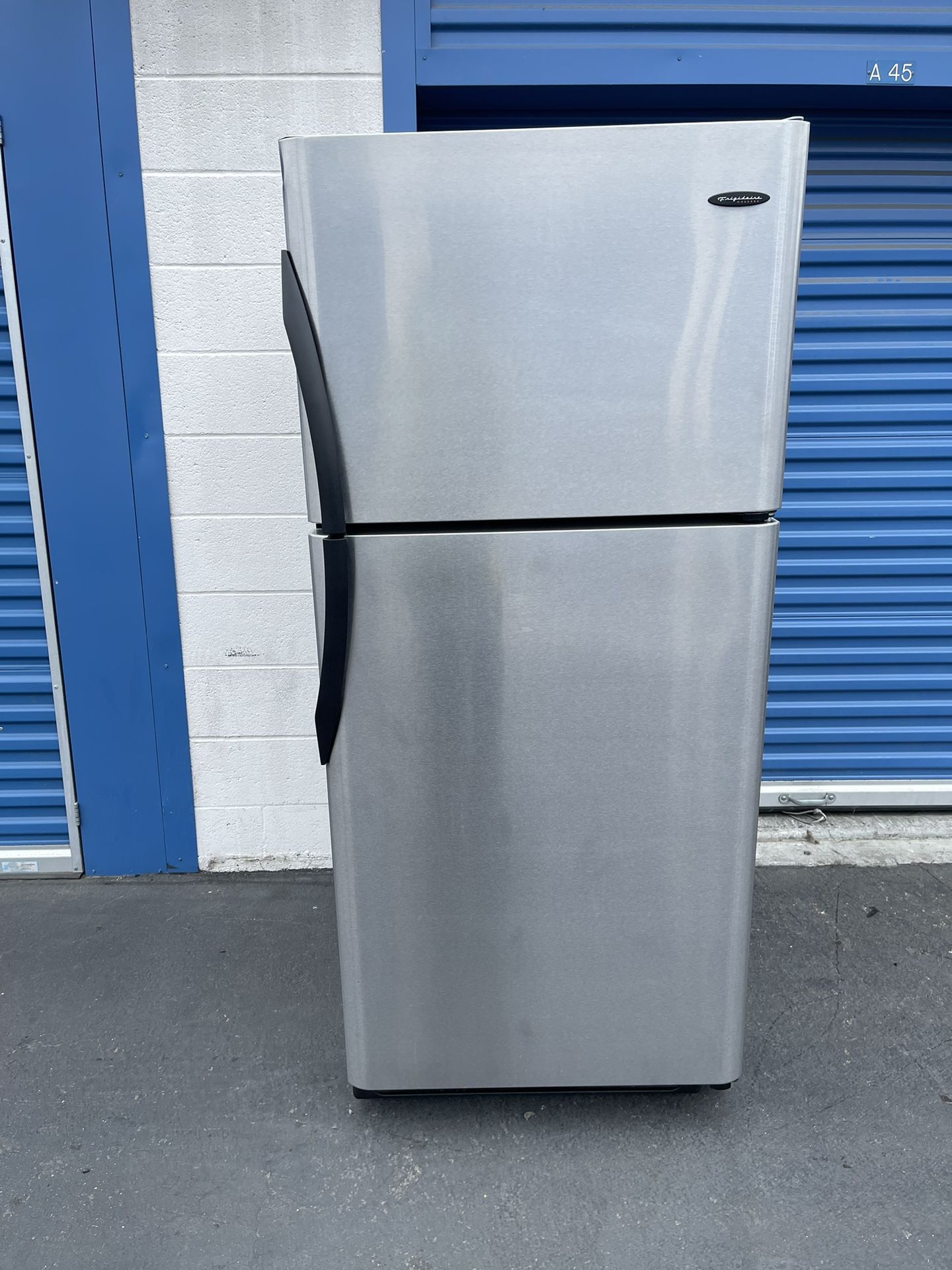 TALL REFRIGERATOR Frigidaire TOP FREEZER (*Small Dented*)  w/ ICE MAKER w/ WARRANTY *Free Delivery* REFRIGERADOR Hielera 