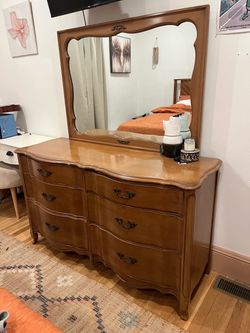 Beautiful Vintage Wood 6 Drawer Dresser with Mirror