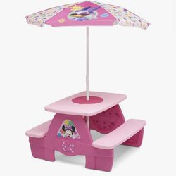 Minnie mouse house and bench with umbrella